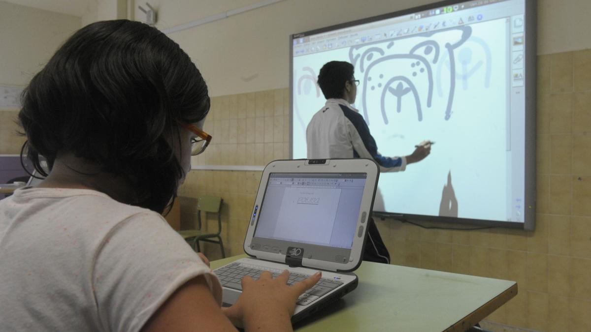 Ordenador y pizarra digital en un aula.