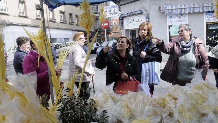 Clientes en el mercado de las palmas de Vilagarcía. // Noé Parga