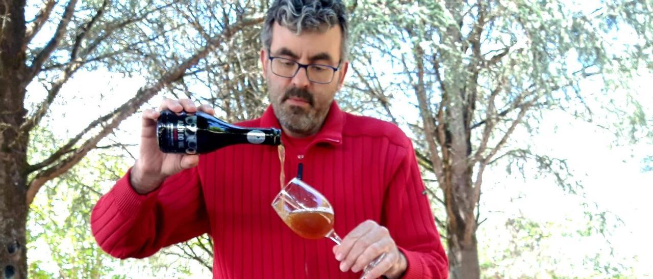 El gerente de Mirabel do Rosal, Salvador Martínez, con la nueva cerveza.