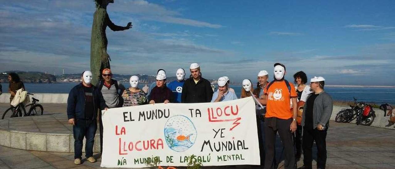 La asociación Hierbabuena, celebrando el Día Mundial de la Salud junto a &quot;La madre del emigrante&quot;, en una imagen de archivo.