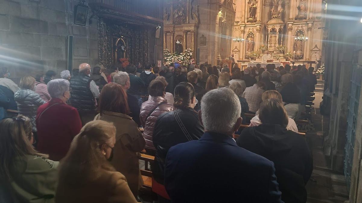 Aspecto del templo durante la novena de la tarde del martes.