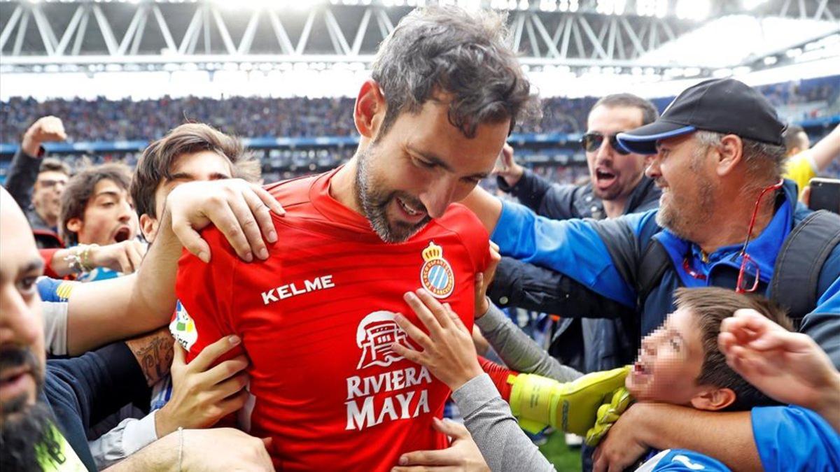 El meta gallego, aclamado en el RCDE Stadium