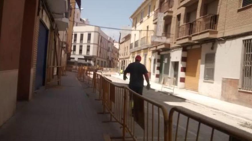 El PP denuncia que una calle lleva en obras desde el mes de marzo