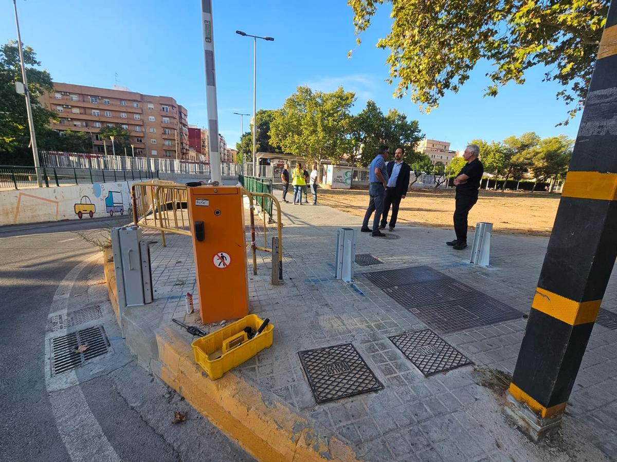 Guillermo Luján supervisa la instalación de compuertas.