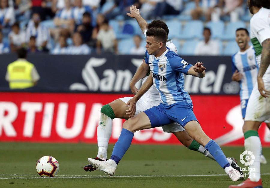 El conjunto de Víctor Sánchez del Amo concluye la liga regular con una cómoda victoria en La Rosaleda ante el Elche y se mete en los play off de ascenso como tercero. Boulahroud, Ricca e Hicham hicieron los goles blanquiazules.