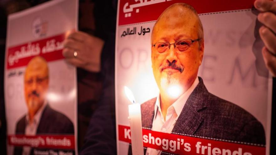 Carteles en apoyo a Khashoggi.