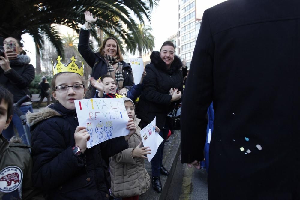 Una multitud recibe a los Reyes Magos en Gijón.