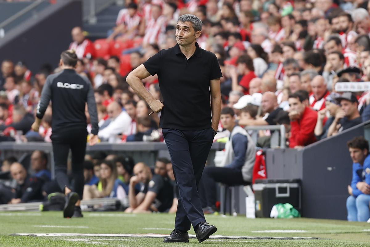 BILBAO, 28/05/2023.- El entrenador del Athletic Club, Ernesto Valverde, durante el encuentro correspondiente a la jornada 37 de Primera División ante el Elche disputado hoy domingo en el estadio de San Mamés. EFE/Miguel Toña.