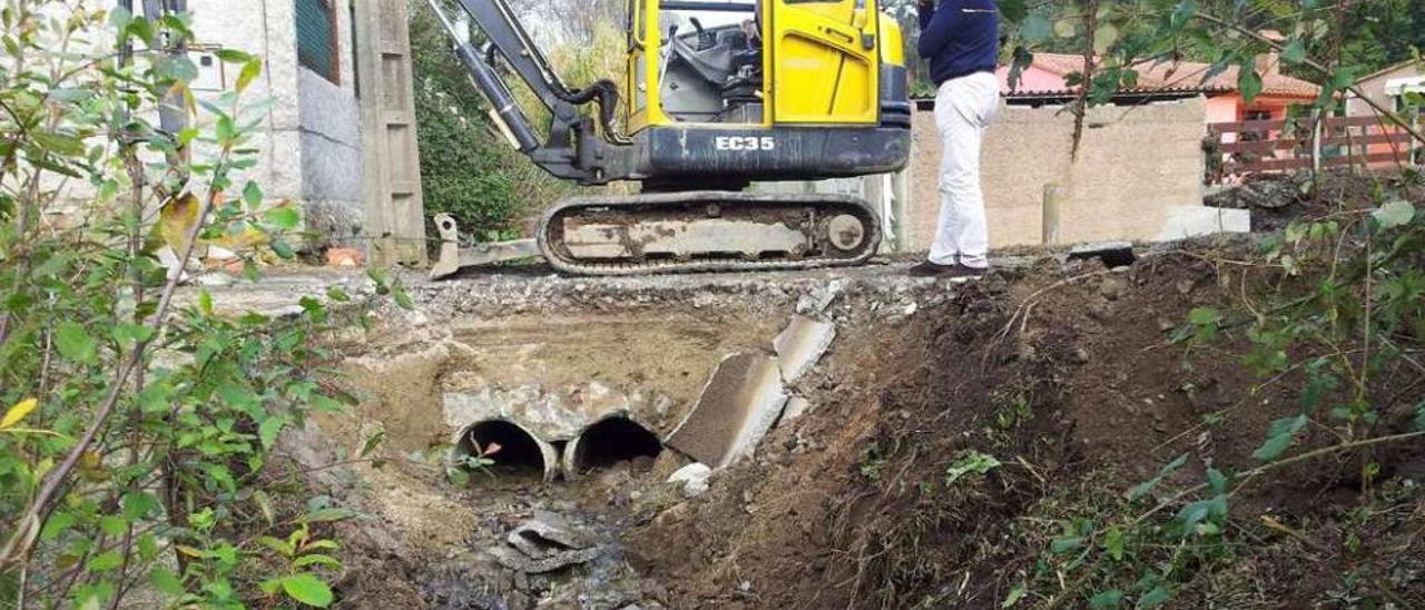 El concejal de Servizos, Fidel Castro, ayer en la zona afectada por el hundimiento. // Santos Álvarez