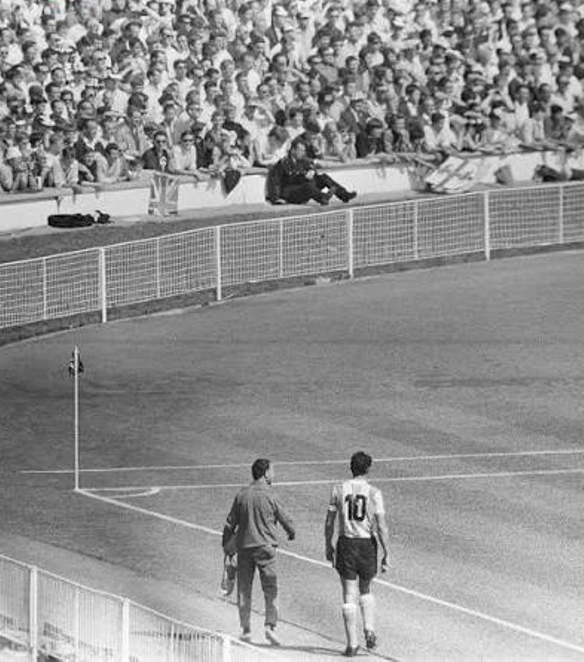 Rattín abandona el terreno de juego de Wembley.