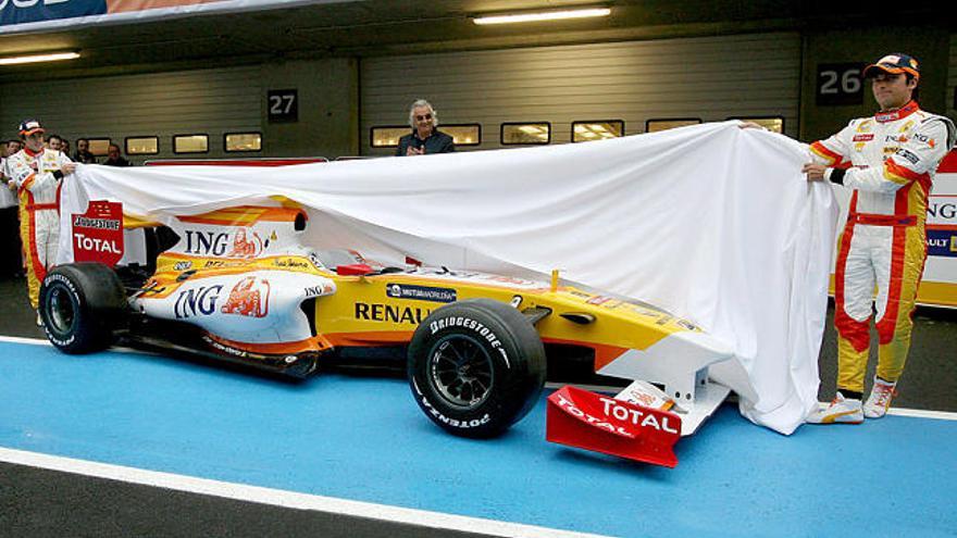 Un guiño a los colores de España. Fernando Alonso y su compañero Nelson Piquet Jr fueron los encargados de quitar la lona al nuevo monoplaza y mostrar a los medios de comunicación el coche para la campaña 2009 en un sencillo acto que tuvo lugar en el garaje de Renault, lejos de los fastos de los últimos años. Lo más llamativo de este bólido de estética años 80 -por las limitaciones aerodinámicas- es la introducción del color rojo en los dos alerones debido a la entrada de ´Total´ (compañía de aceites francesa y filial de Elf) como nuevo patrocinador y la reducción al mínimo del azul -color clásico de Renault-. También hubo novedades en los monos de los corredores, que serán blancos, amarillos y naranjas.