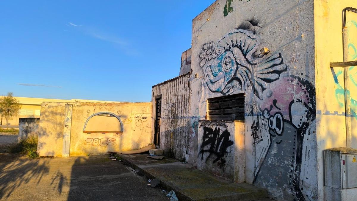 Edificio abandonado y okupado frente al colegio Sant Ferran de ses Roques, donde ocurrieron los hechos.