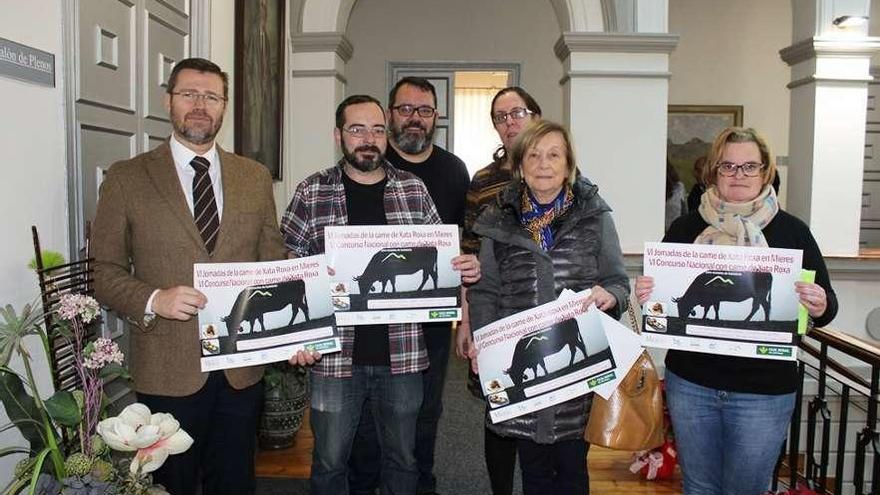 Por la derecha, Beatriz Flórez, Marifé Galán, María Fernández, Segundo Riesco, Víctor Pérez y Javier Nievas, con los carteles de la presentación de las jornadas y el concurso de &quot;Xata Roxa&quot;.