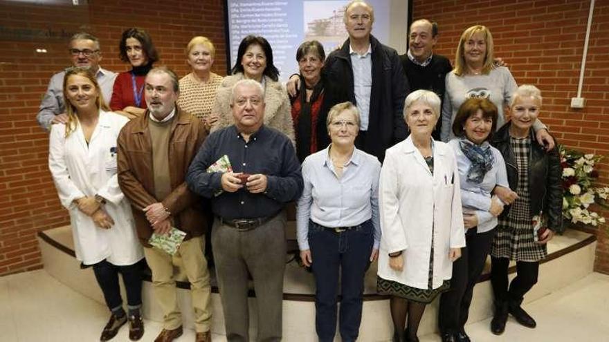 Foto de familia de los jubilados de Jove con los responsables del hospital.