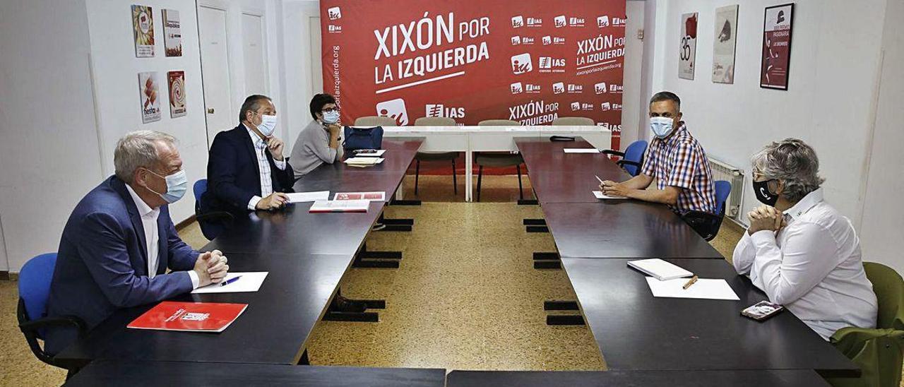 De izquierda a derecha, Aurelio Martín, Faustino Sabio, Ana Castaño, Iván Fernández Ardura y Ana González, ayer, en la reunión de seguimiento del pacto de gobierno en la sede local de IU.