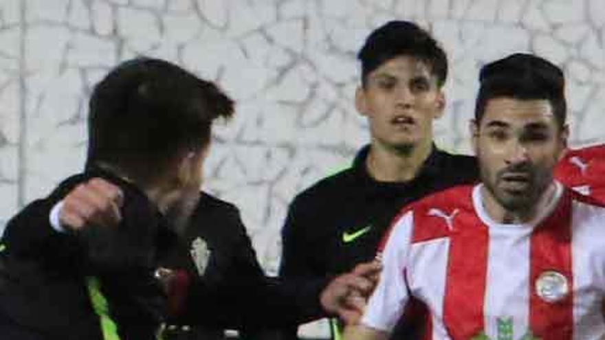 Cristian, al fondo, con la camiseta negra del Sportig B, en el Ruta.