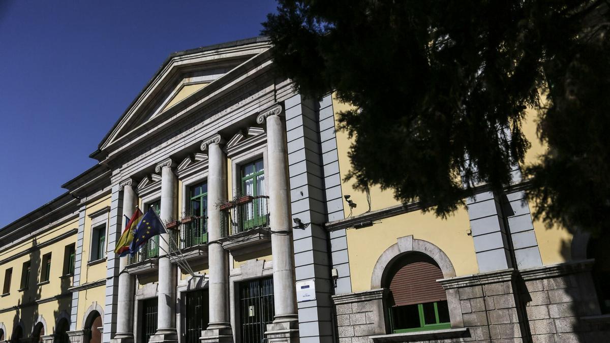 Un instituto de Oviedo, el primer centro educativo de Asturias en cancelar las clases presenciales por la ola de calor extremo: "Estamos en una zona con mucha humedad y el edificio es antiguo"