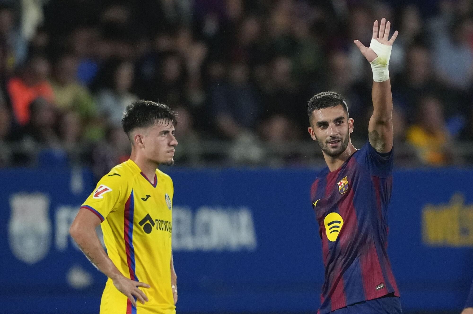El delantero del Barcelona Ferran Torres (d) celebra tras anotar el segundo gol del equipo durante el partido de la jornada 5 de LaLiga EA Sports que disputan FC Barcelona y Getafe CF este domingo en el Estadi Johan Cruyff. EFE//Alejandro Garcia. (Barcelona) (Getafe)