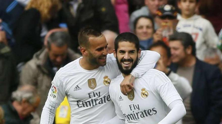Jesé e Isco celebran uno de los goles del Real Madrid. // Efe