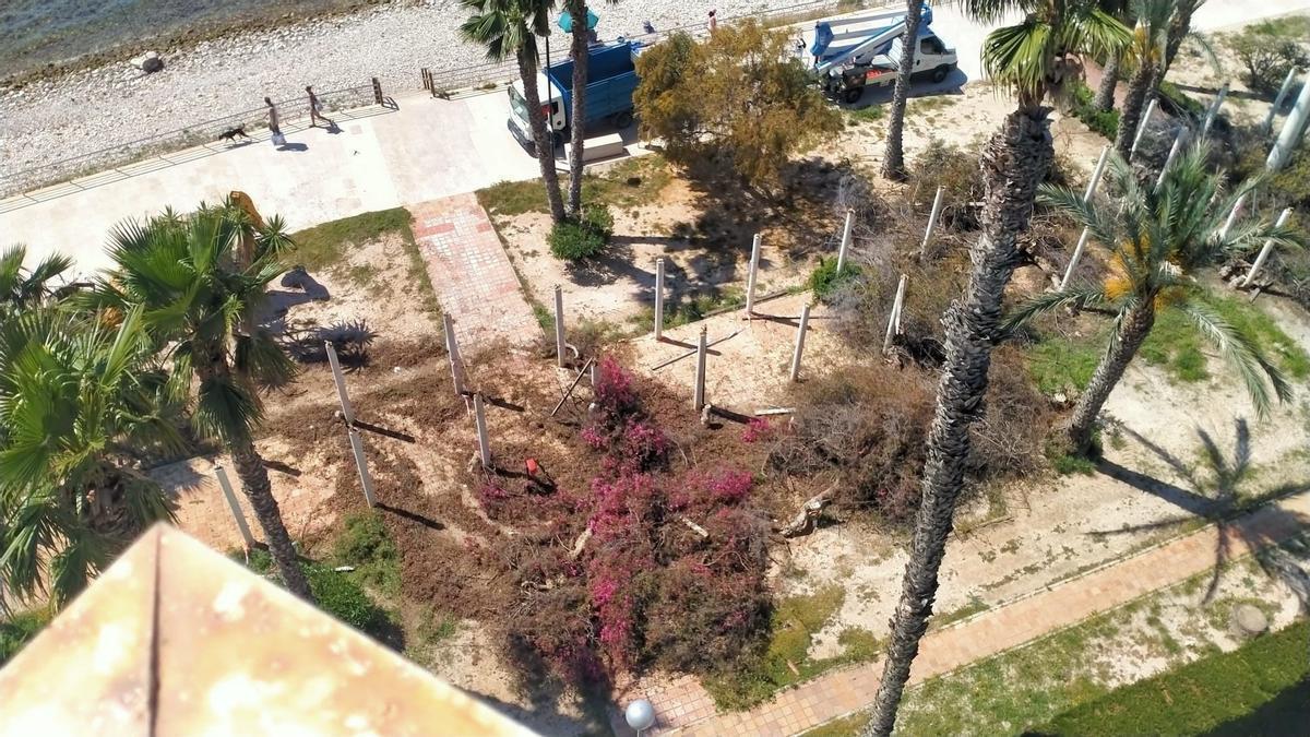 La pérgola y las buganvillas ya son historia en el parque del Tresmall de El Campello