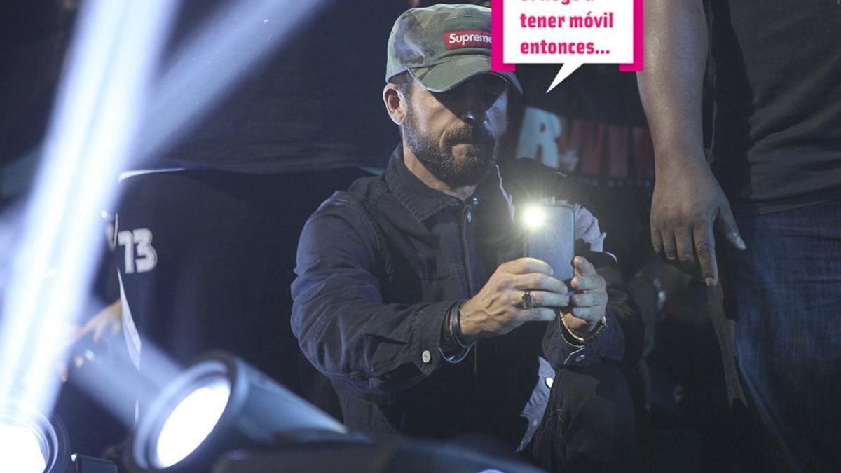 Justin Theroux con el flash del móvil