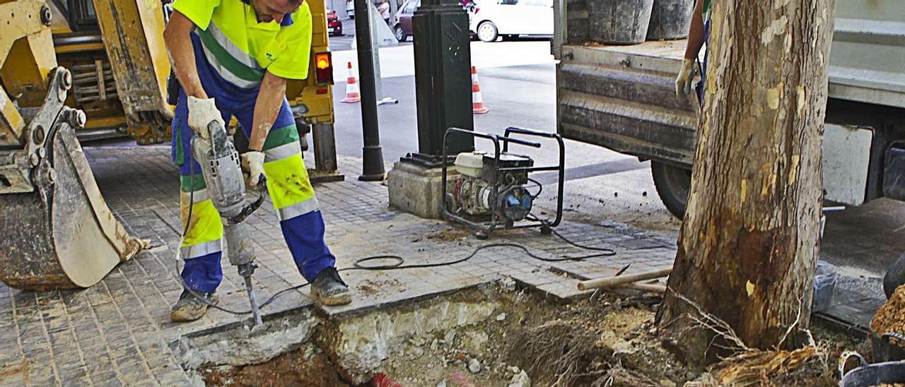 Operarios de la empresa concesionaria reparando una fuga de agua.