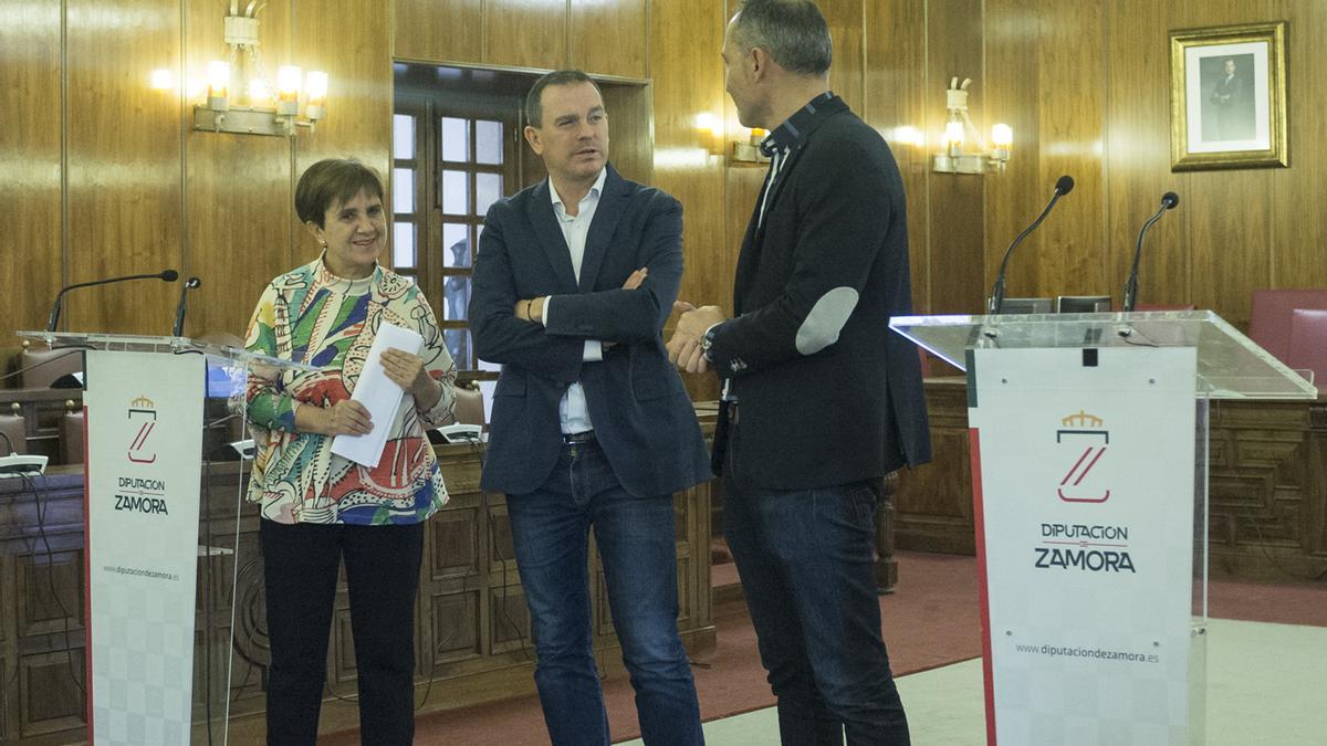 Francisco Requejo conversa con el diputado de Desarrollo Económica, Emilio Fernández, en presencia de la alcaldesa de San Cristóbal, Leonor González.