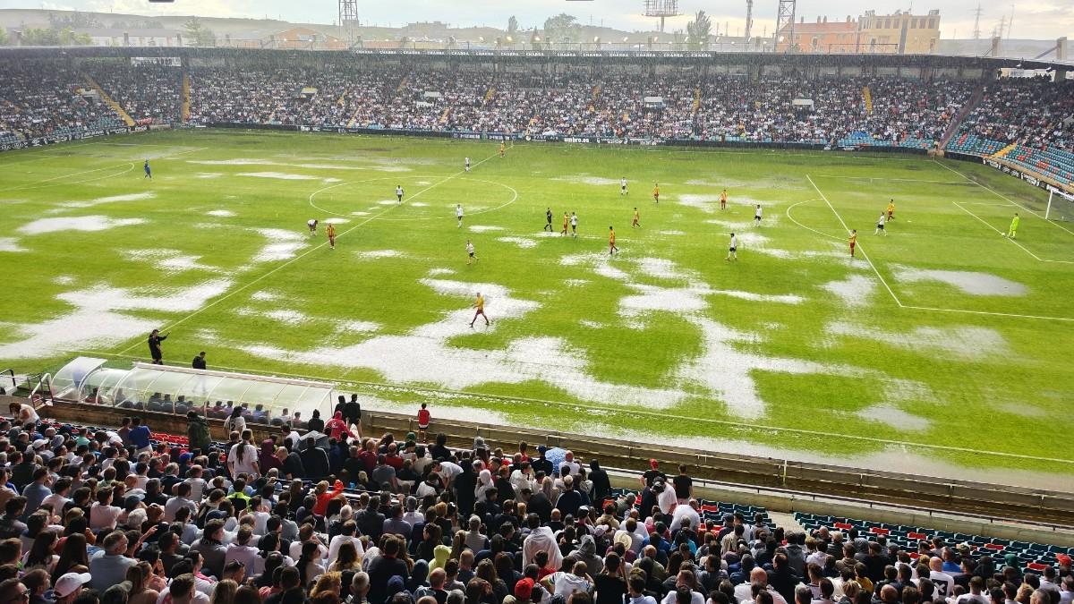 El agua obligó a parar dos veces el partido en Helmántico