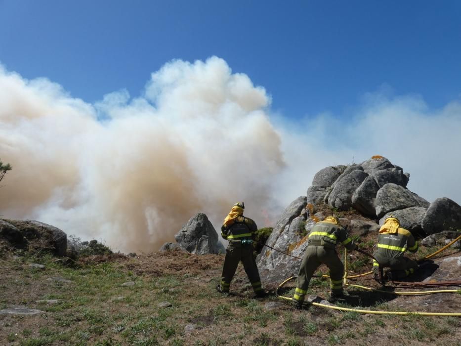 Las exhaustas labores de extinción del incendio de Cangas. // S. Álvarez