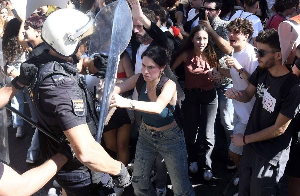 Todas las imágenes de la protesta por la Ebau y las cargas policiales junto a la Consejería de Educación