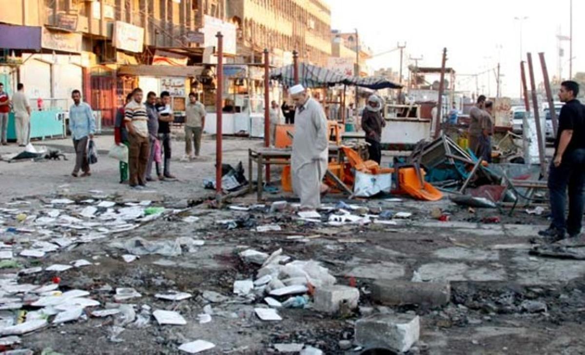 Imatge desoladora a l’escenari d’un atemptat amb cotxe bomba a Ciutat Sadr, a Bagdad (Iraq). En l’atemptat, que va tenir lloc ahir, van morir set persones i en van resultar ferides 22. Segons fonts oficials, almenys 60 persones van morir ahir i 360 van resultar ferides per una cadena de 15 atemptats perpetrats en diferents zones de Bagdad.