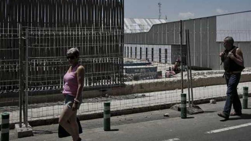 Una señora camina por Bono Guarner, &quot;balcón&quot; de las obras del AVE.