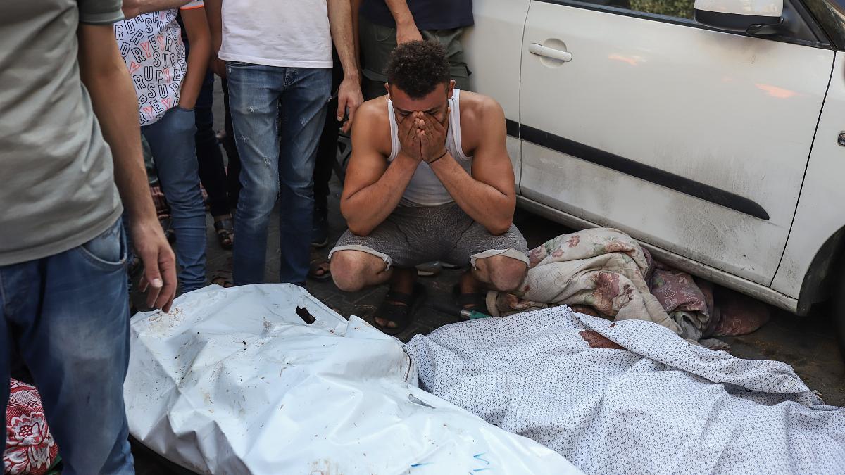 Un hombre reacciona ante las víctimas en el hospital Al-Ahli, en Gaza.