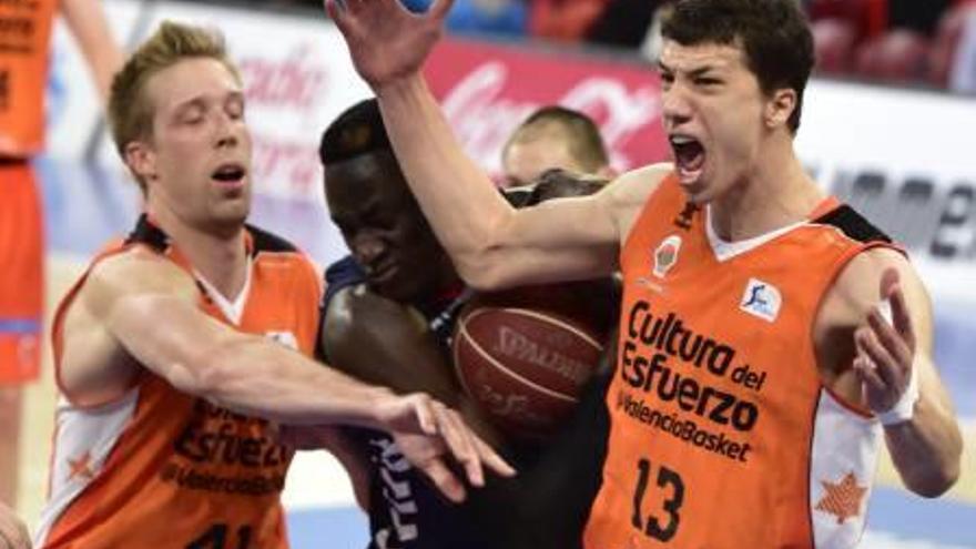 Vladimir Lucic protesta en su etapa en el Valencia BC ante una lucha lucha con el jugador del Laboral Kutxa Limane Diop.