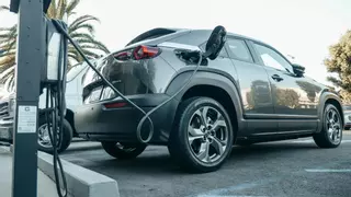 Los mecánicos advierten sobre los coches eléctricos: "En caso de accidentes son peligrosos"