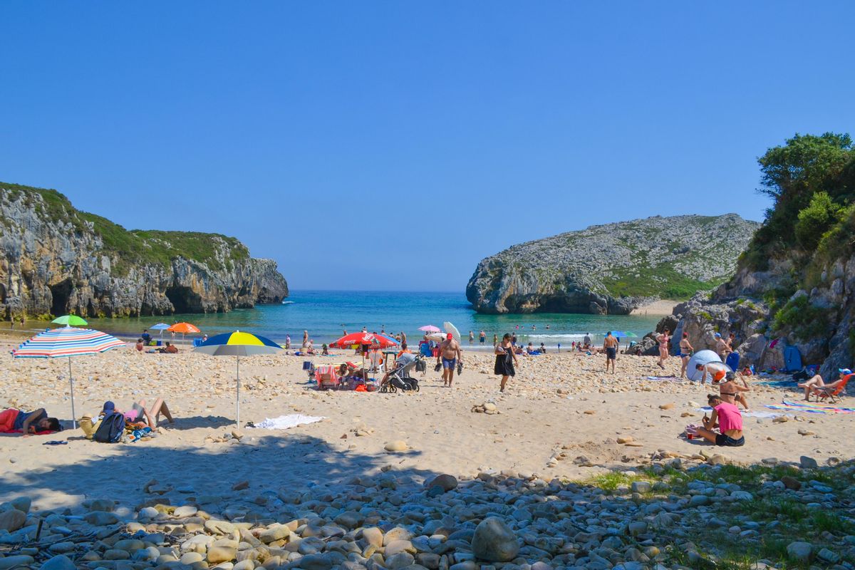 Playa de Cuevas del Mar, en el concejo de Llanes