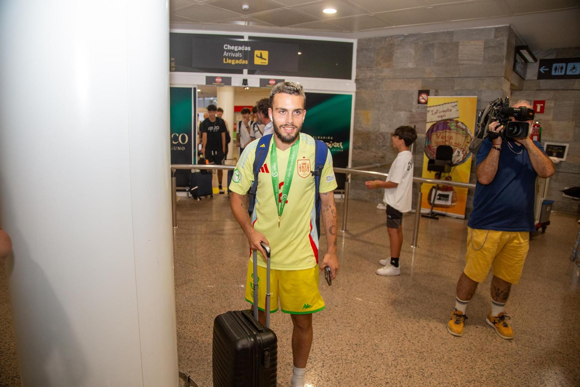 Llegada de David Mella a A Coruña tras proclamarse campeón de Europa sub 19