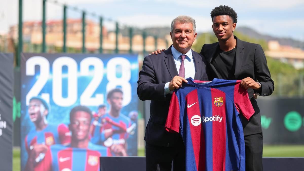 Laporta posa con Balde con la camiseta del Barça en la Ciutat Esportiva Joan Gamper