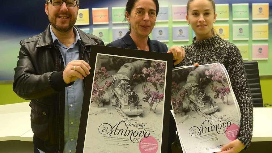 Javier Morgade, Anxos Riveiro y Julia Méndez con el cartel del concierto de Año Nuevo. // Rafa Vázquez