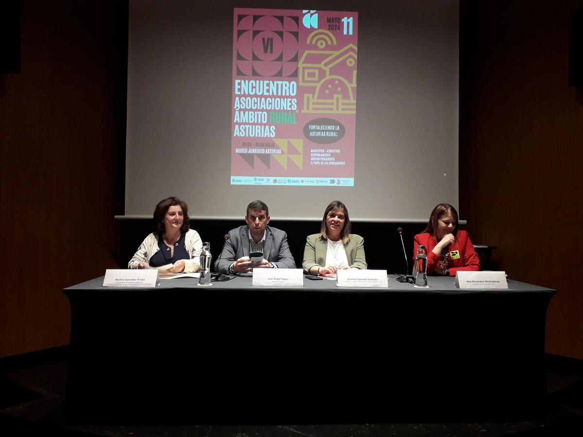 Por la izquierda, la viceconsejera de Derechos Ciudadanos, Beatriz González; el alcalde de Colunga, José Ángel Toyos; la vicepresidenta del Principado, Gimena Llamedo, y la presidenta de la Asociación El Prial, Ana Fernández.