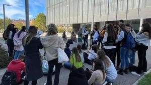 Alumnos evacuados en la Universitat de Manresa. 