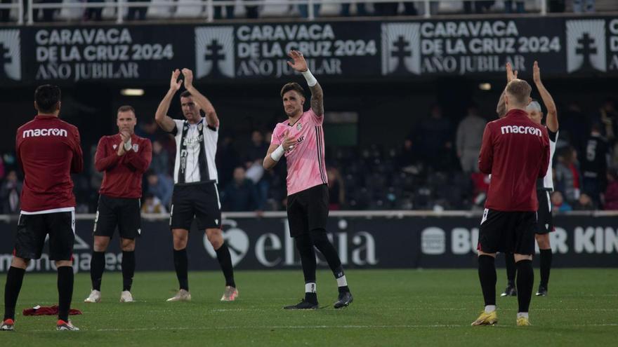 El portero se despidió de la afición desde el centro del campo con la camiseta del ascenso en La Rosaleda