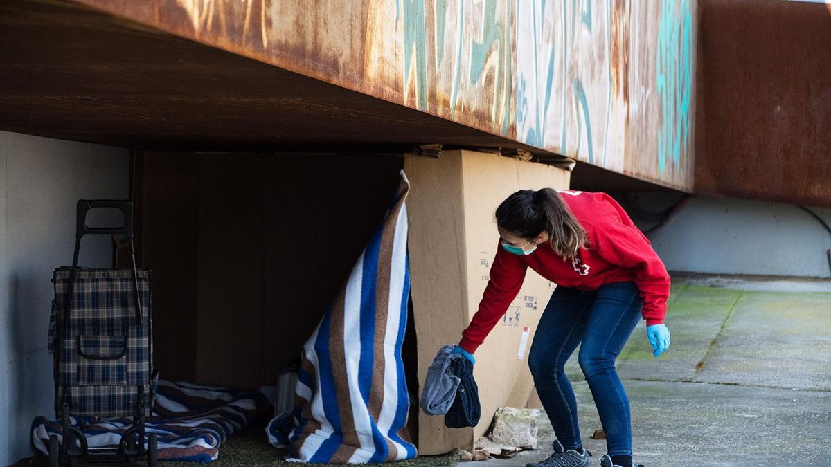 Cruz Roja realiza itinerarios en las zonas en las que se encuentran personas sin hogar.