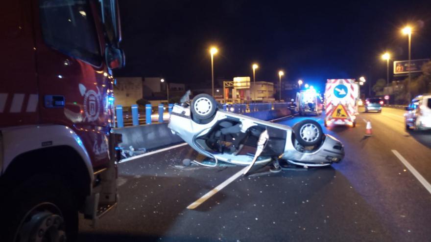 Dos heridos en un aparatoso accidente en la autopista del Norte