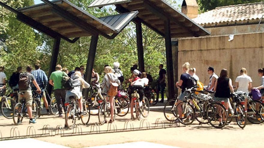 Un grupo de ciclistas frente a la oficina de información del parque, el pasado domingo, dos horas antes del cierre de las puertas. Una vez cerrado el parque, mucha gente permanecía en el interior.