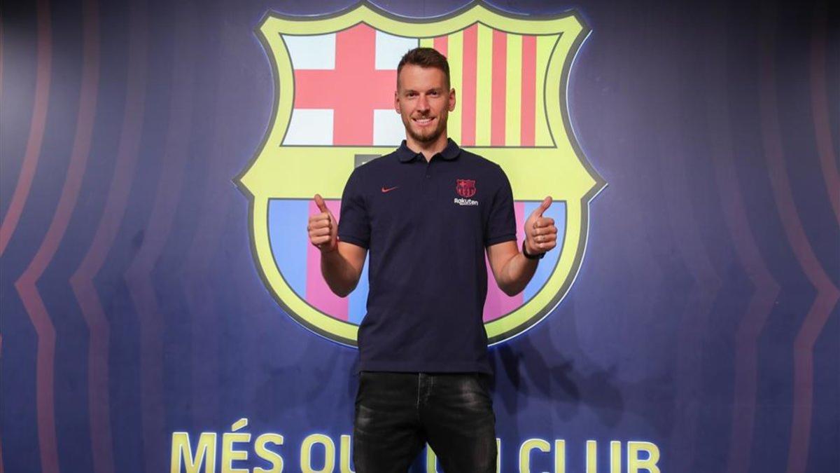 Neto posó ante el escudo del FC Barcelona en su puesta de largo