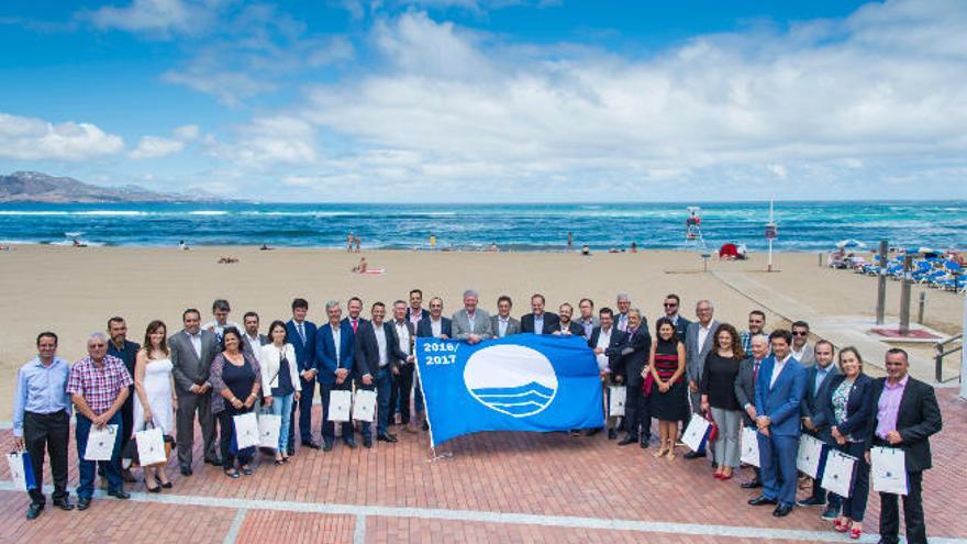 Los municipios canarios recogen 50 banderas azules en Las Canteras