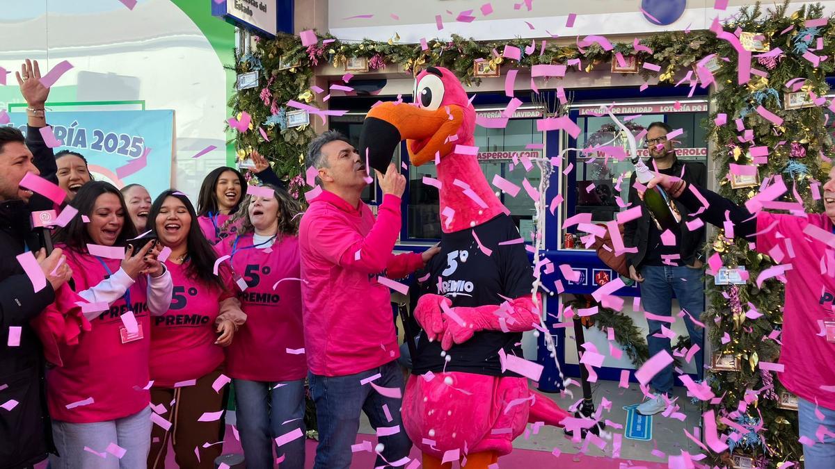 Euforia en rosa en El Perolo al saber que vendieron un quinto.