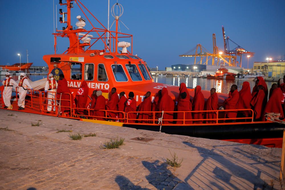 Trasladados a Málaga los ocupantes de una patera rescatada por Salvamento Marítimo