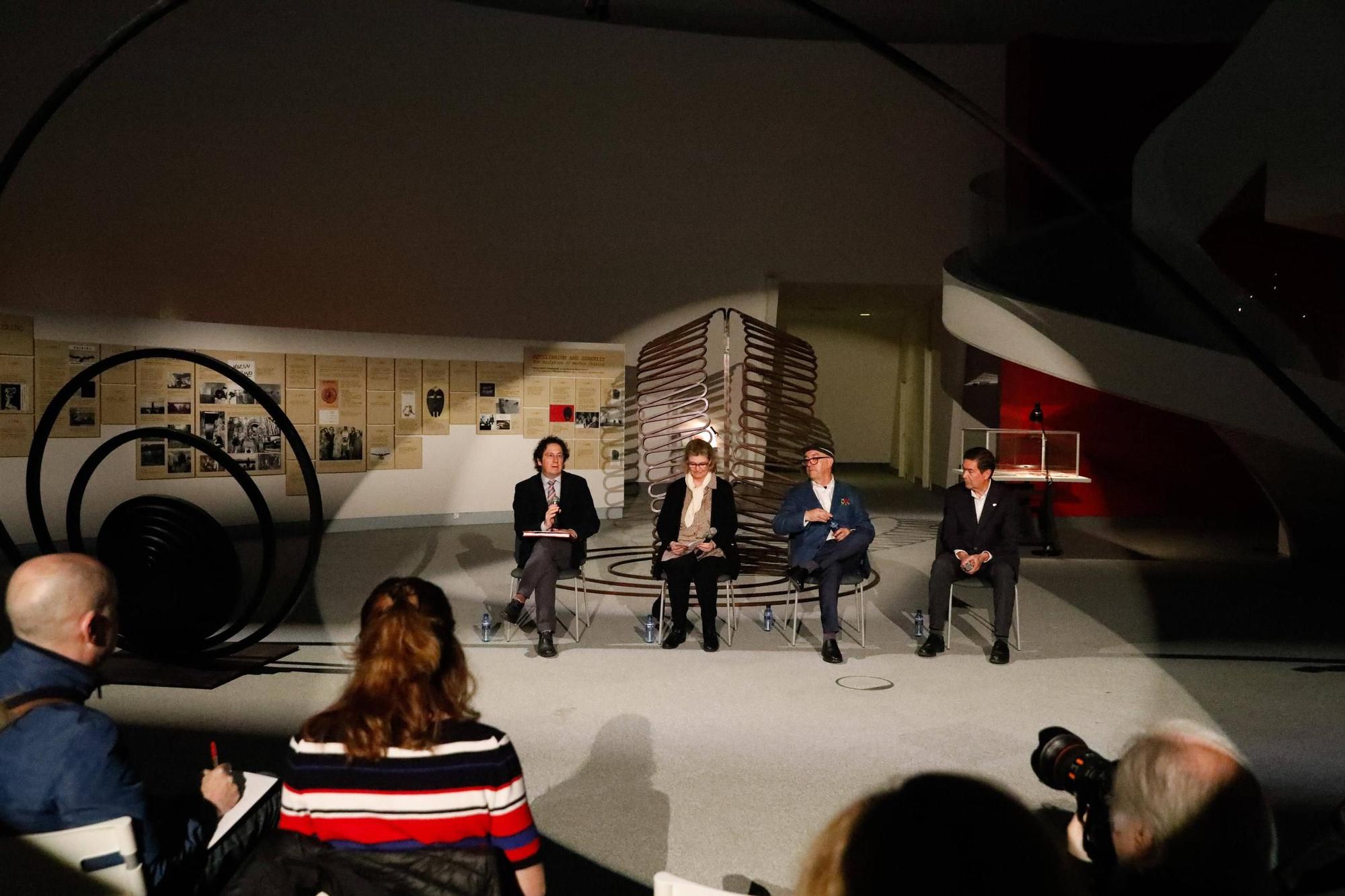 EN IMÁGENES: El Centro Niemeyer acoge una exposición sobre el vínculo entre el escultor Martín Chirino y Estados Unidos